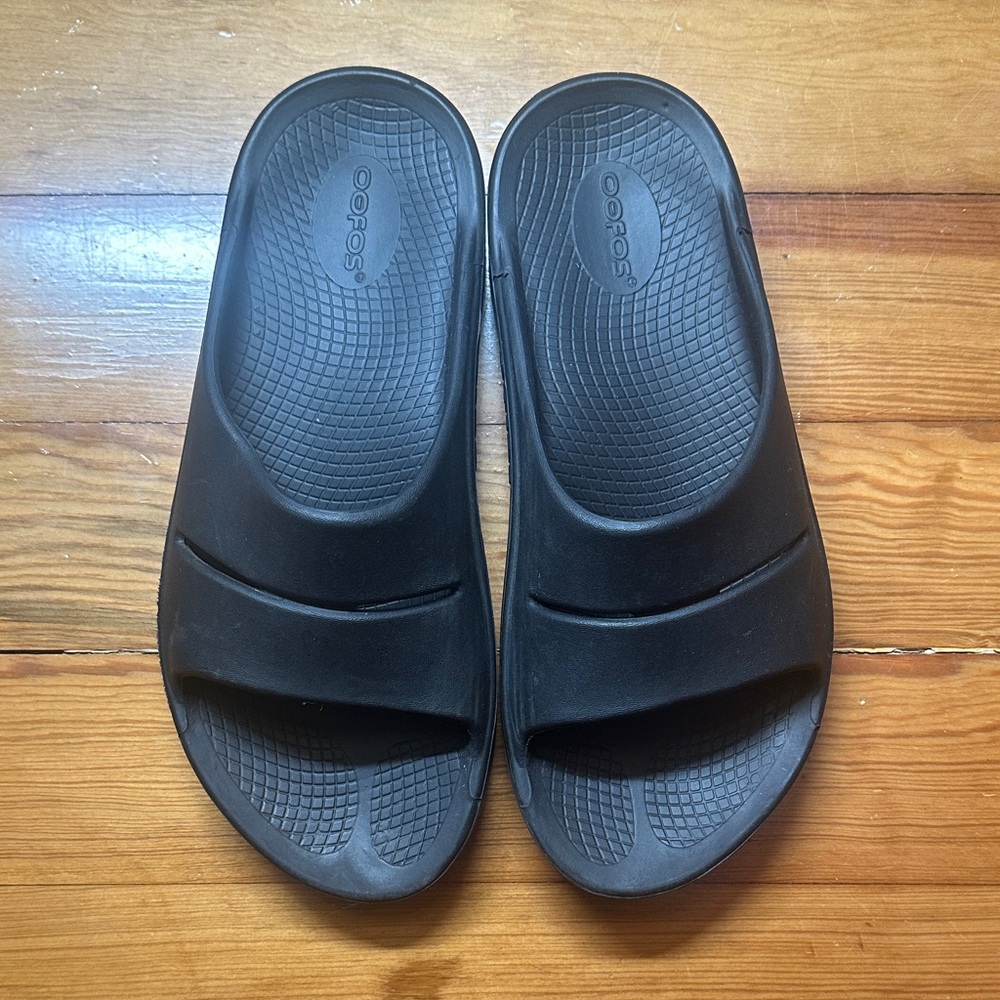 OOFOS Black Slide Sandals